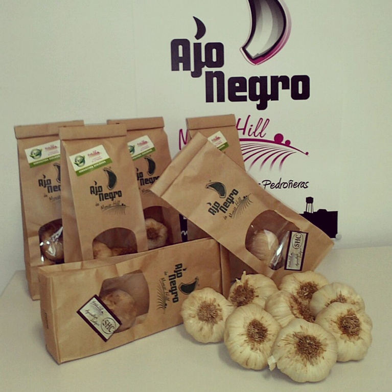 Bolsas y cabezas de ajo negro ecolgico