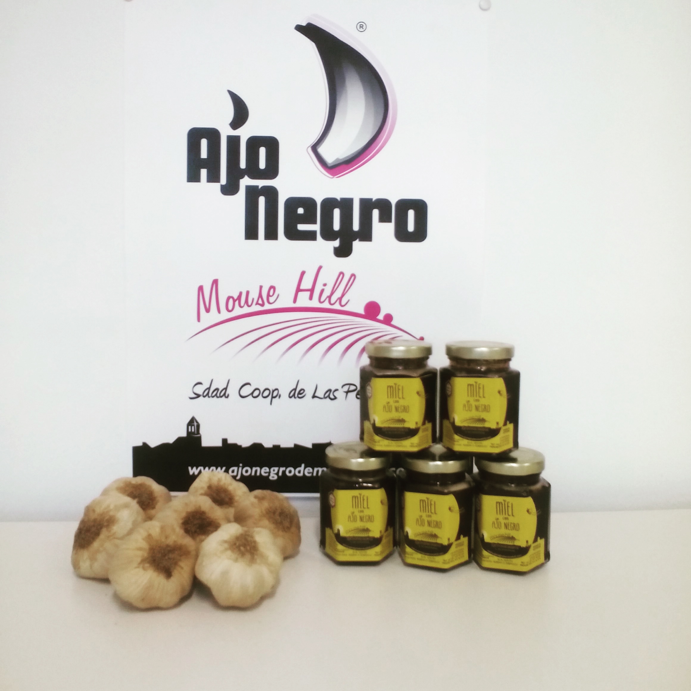 Tarro de miel con ajo negro